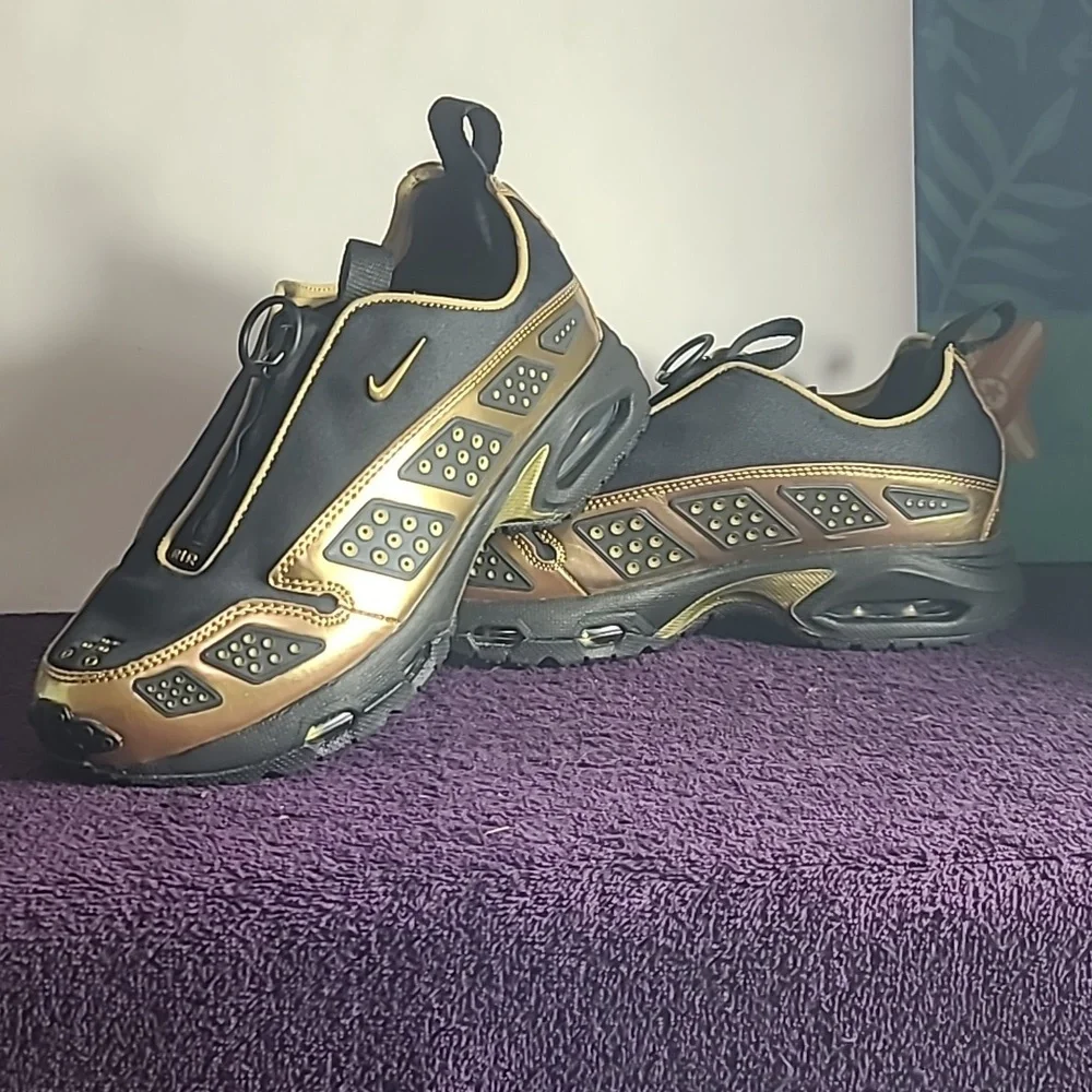 Nike Air Max SNDR Size 6.5 Women Black Metallic Gold HJ4130-002